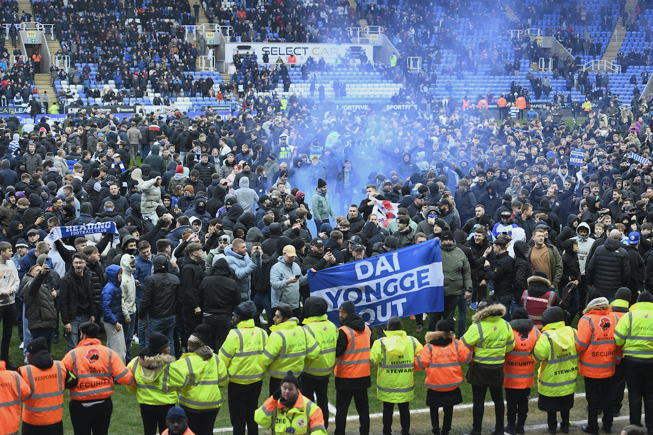 Pitch invasion Reading vs Port Vale